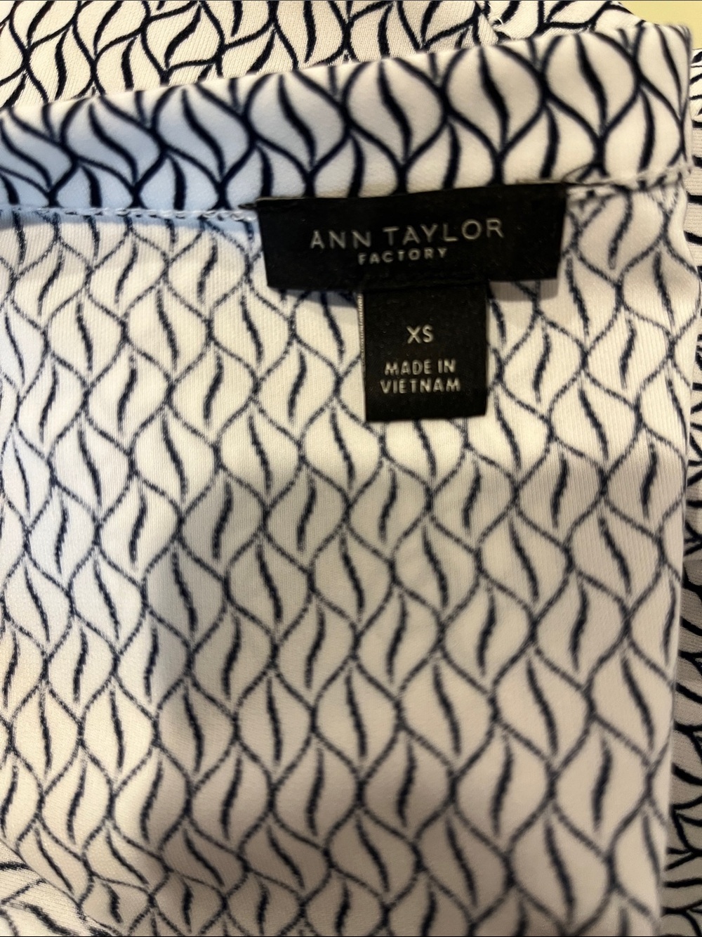 Ann Taylor Factory White & Navy V-Neck Printed Blouse - Picture 3 of 3